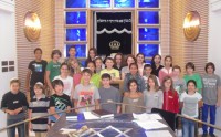 Das sind wir: die Ethikgruppe der Klassen 6c, 6h und 6i des Humboldtgymnasiums aus Bad Homburg v.d.H. – hier in der Offenbacher Synagoge.